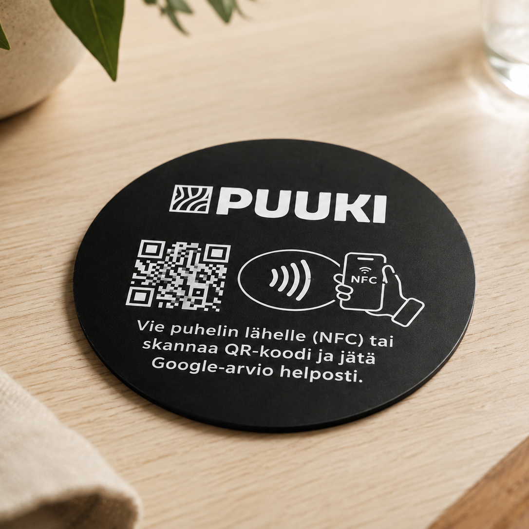 Pöytään liimattava musta arvostelukyltti kahvilan pöydällä – kerää Google-arvioita NFC:llä tai QR-koodilla