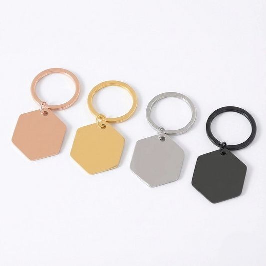 Hexagon-avaimenperä omalla tekstillä