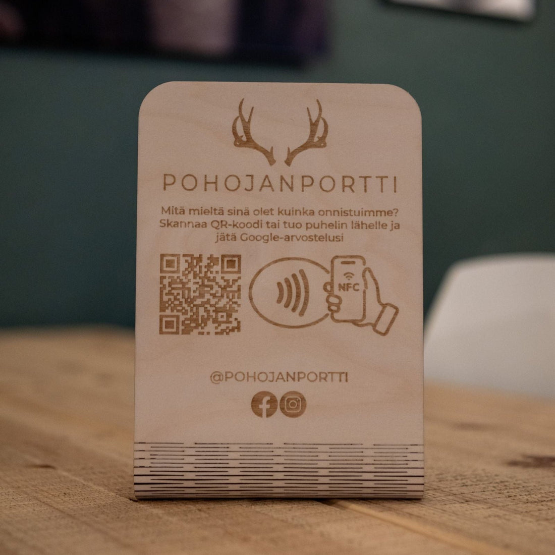 Google-arvostelukyltti koivuvanerista NFC- ja QR-toiminnoilla