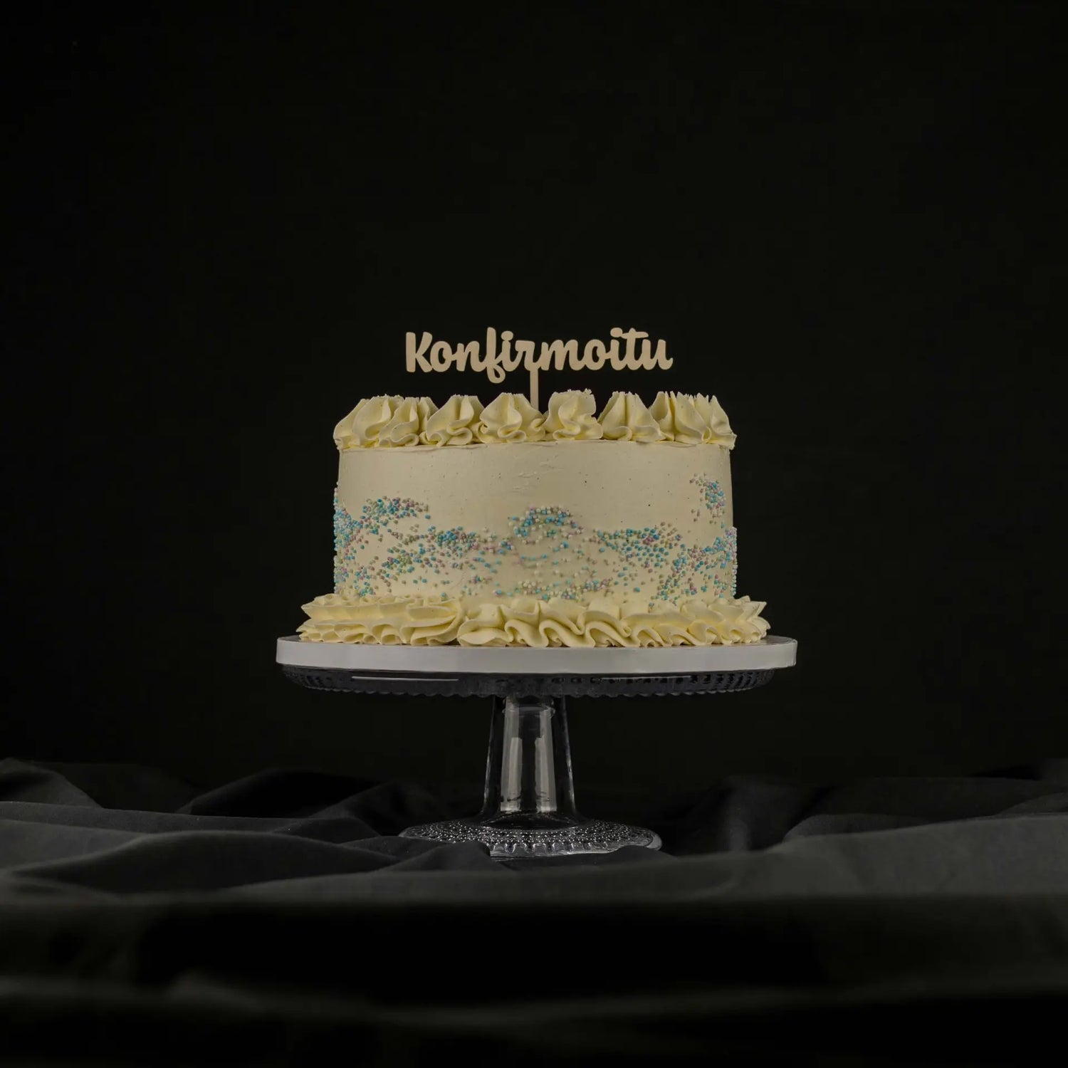 Konfirmoitu-kakkukoriste rippijuhliin koivuvanerista