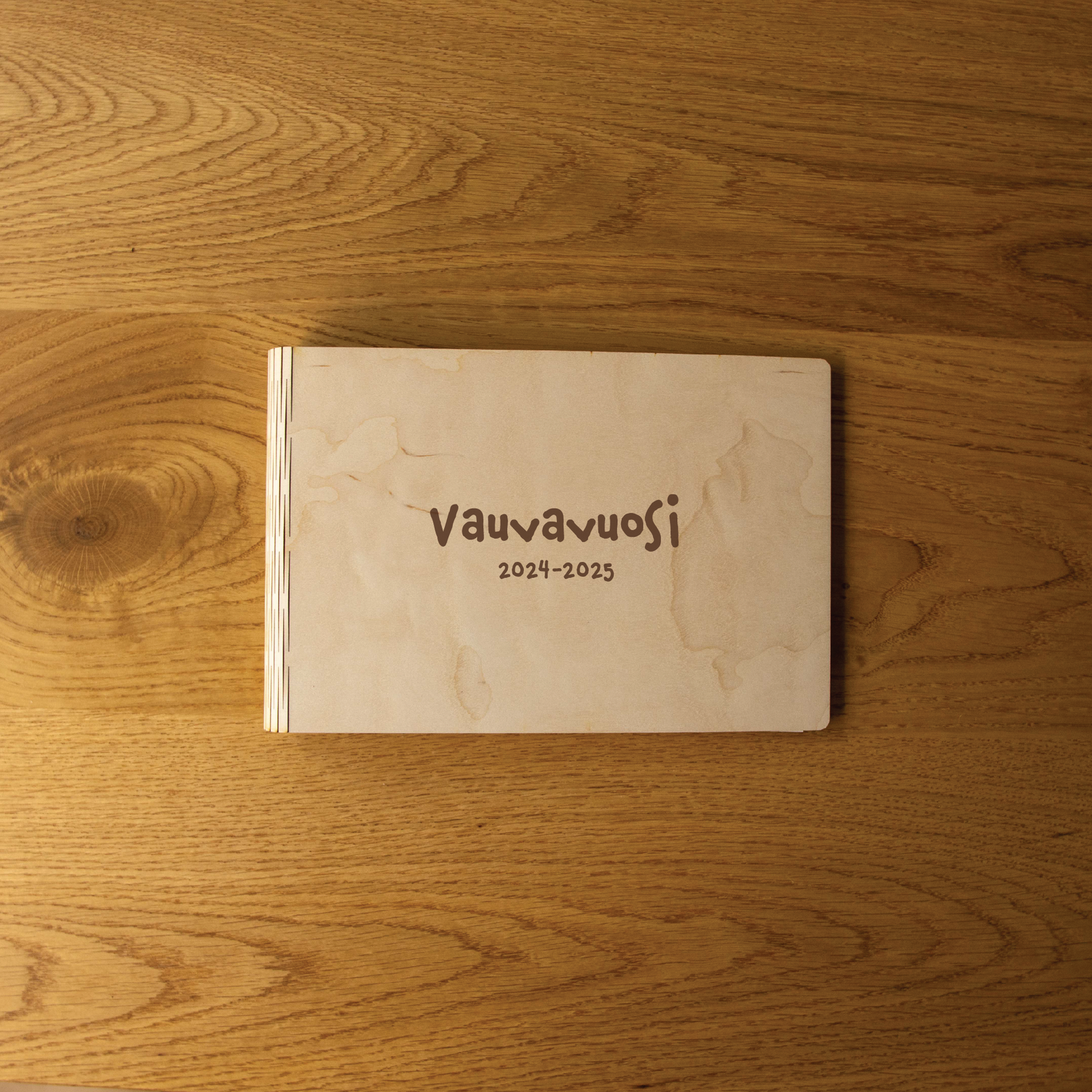 Vauvavuosi-kuvakirja koivuvanerikannella - vieras- ja muistokirjat