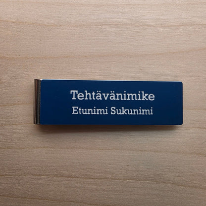 Nimikyltti metalliklipsillä ja omalla tekstillä