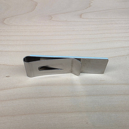 Nimikyltti metalliklipsillä ja omalla tekstillä