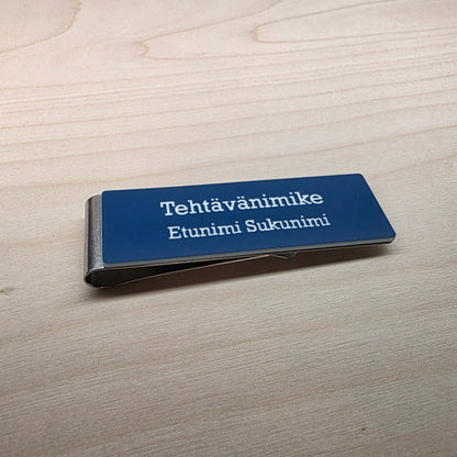 Nimikyltti metalliklipsillä ja omalla tekstillä