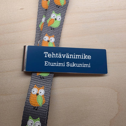 Nimikyltti metalliklipsillä ja omalla tekstillä