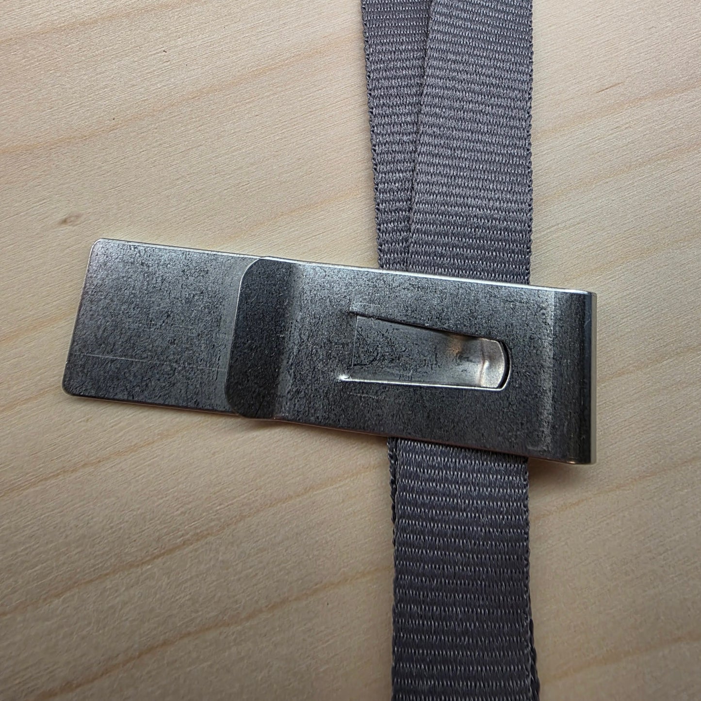 Nimikyltti metalliklipsillä ja omalla tekstillä