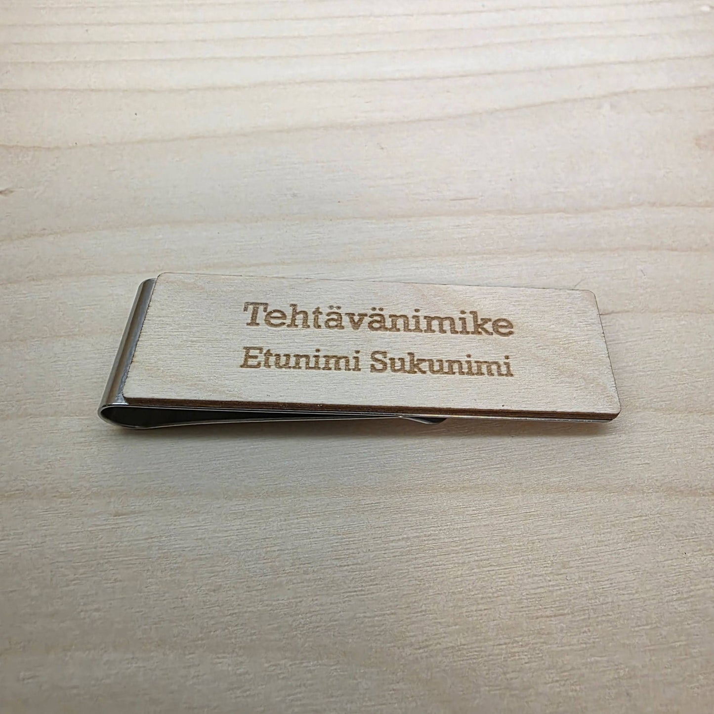 Nimikyltti metalliklipsillä ja omalla tekstillä