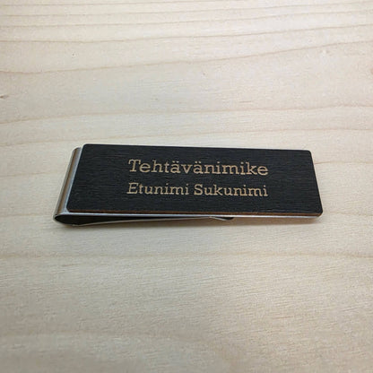 Nimikyltti metalliklipsillä ja omalla tekstillä