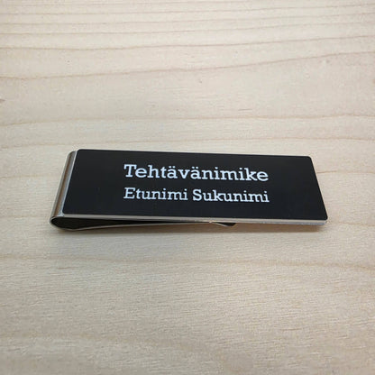 Nimikyltti metalliklipsillä ja omalla tekstillä