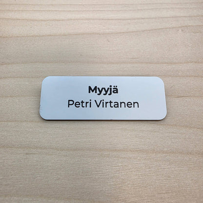 Muovinen nimineula omalla tekstillä
