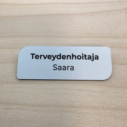 Muovinen nimineula omalla tekstillä