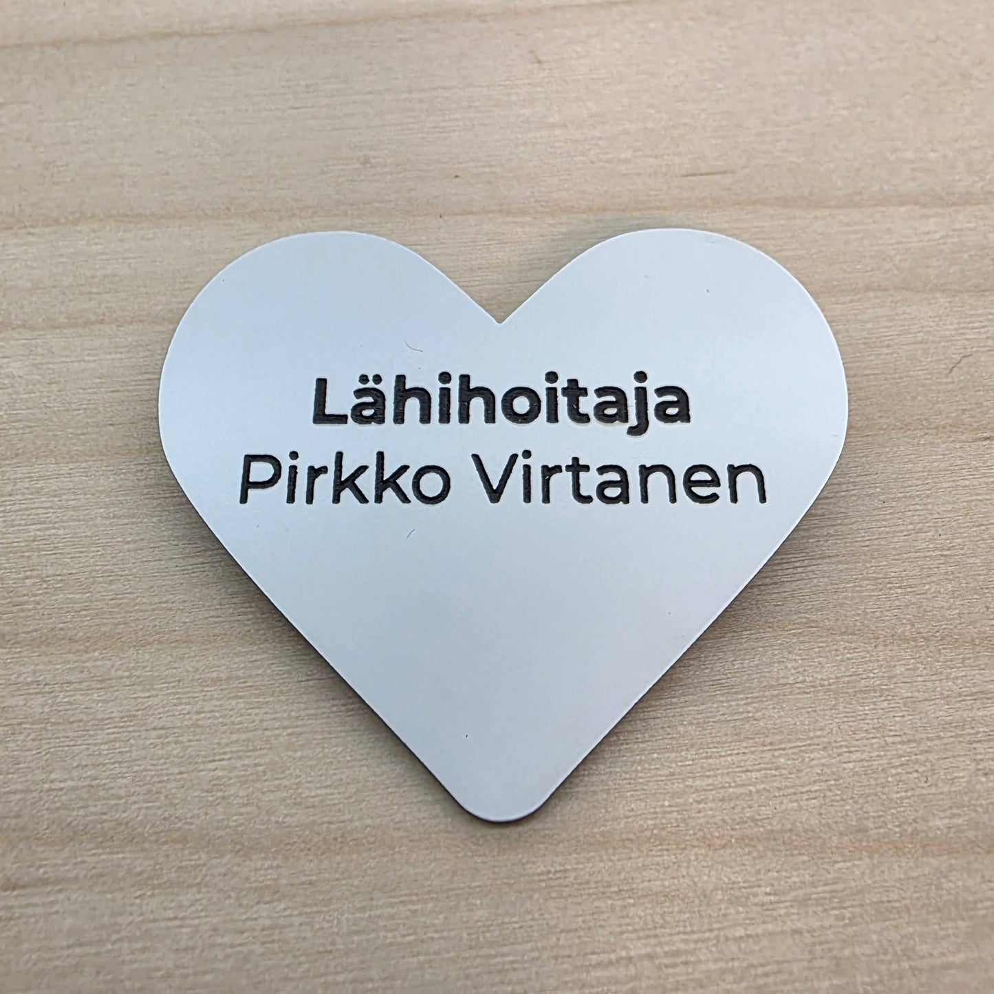 Muovinen nimineula omalla tekstillä