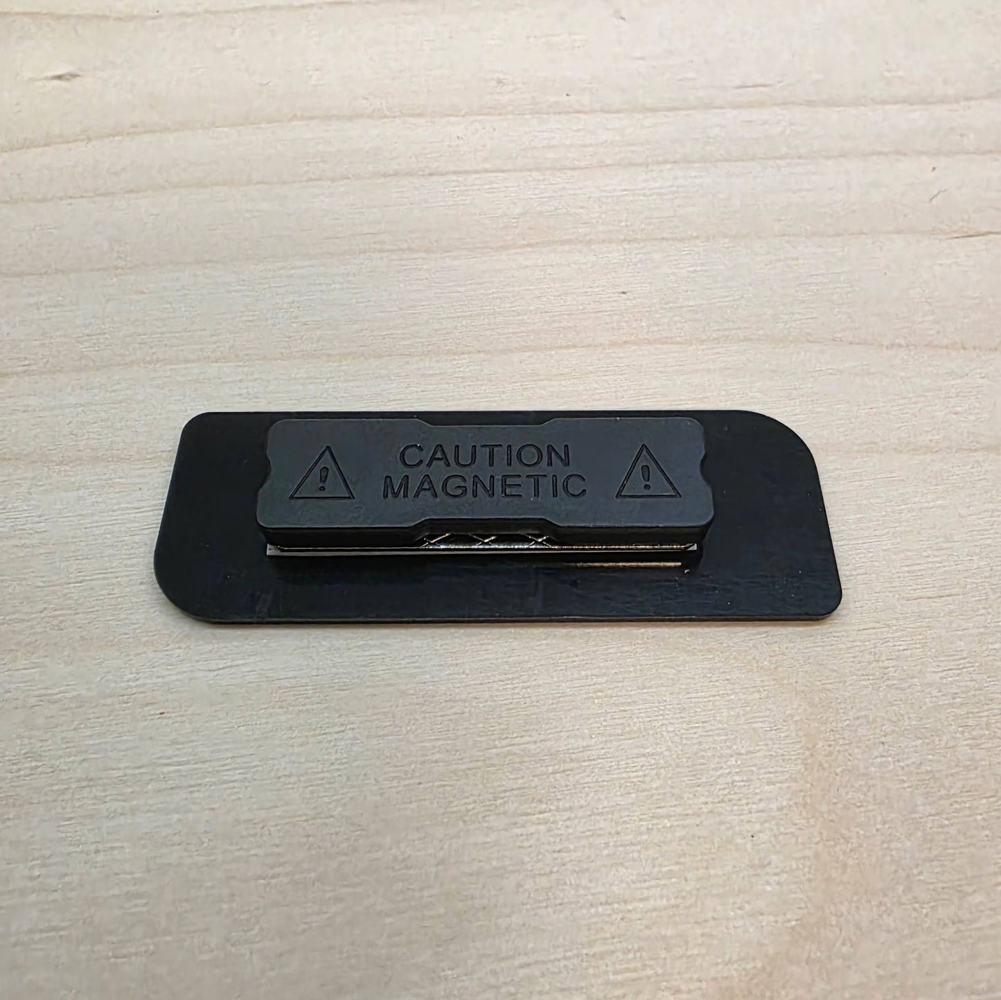 Muovinen nimineula omalla tekstillä