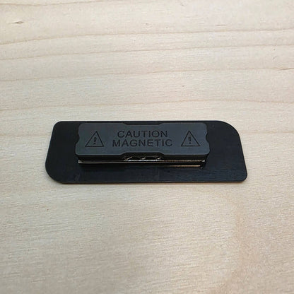 Muovinen nimineula omalla tekstillä