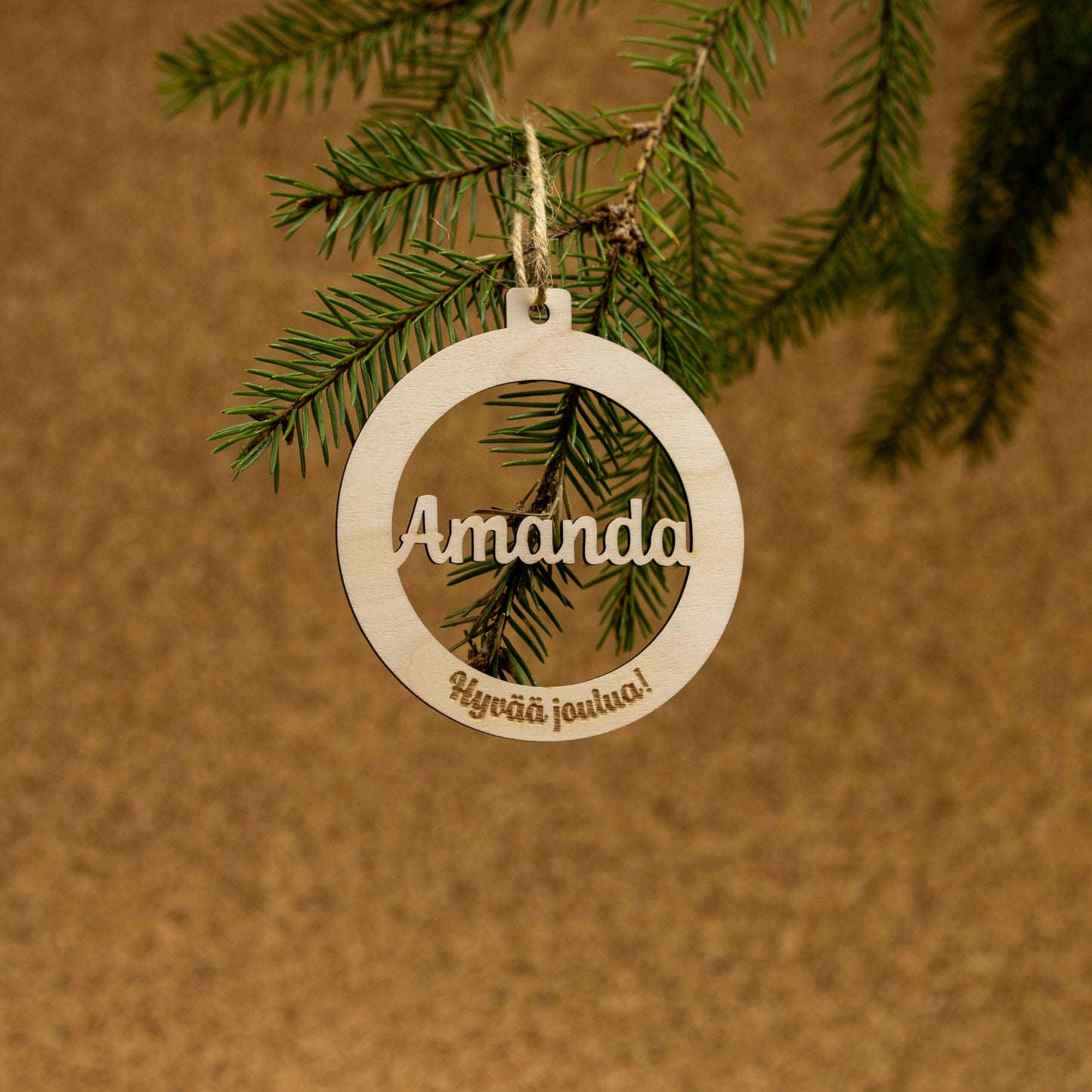 Kuusenkoriste nimellä ja tekstillä