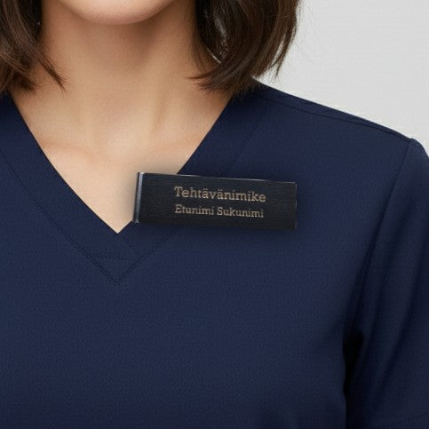 Nimikyltti metalliklipsillä ja omalla tekstillä