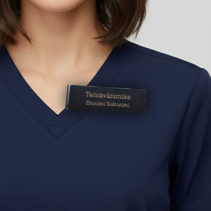 Nimikyltti metalliklipsillä ja omalla tekstillä