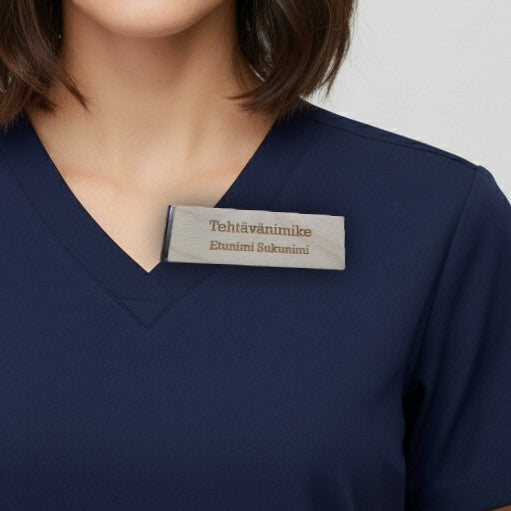 Nimikyltti metalliklipsillä ja omalla tekstillä