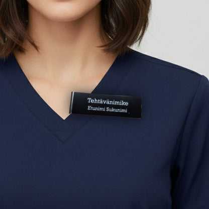 Nimikyltti metalliklipsillä ja omalla tekstillä