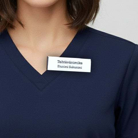 Nimikyltti metalliklipsillä ja omalla tekstillä