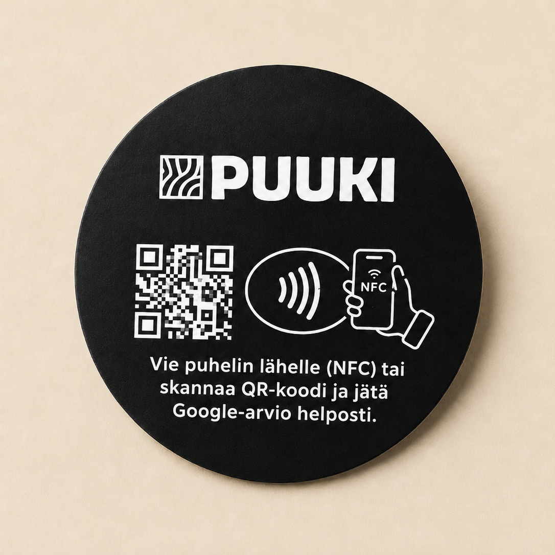 Musta pyöreä liimattava arvostelukyltti NFC-tunnisteella ja QR-koodilla – kaiverrusmuovi yrityksen logolla