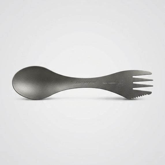 Light My Fire Spork Titanium sivulta – laserkaiverruksella personoitu titaaniaterin retkeilyyn ja ulkoiluun
