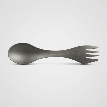 Light My Fire Spork Titanium sivulta – laserkaiverruksella personoitu titaaniaterin retkeilyyn ja ulkoiluun