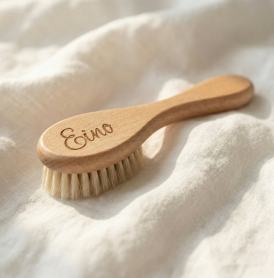 Vauvan hiusharja omalla tekstillä