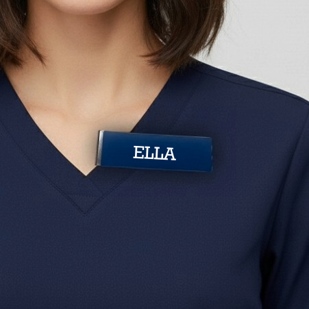 Nimikyltti metalliklipsillä ja omalla tekstillä