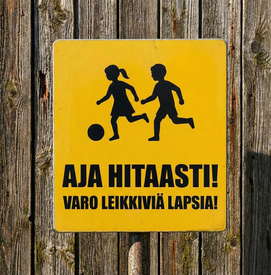Varoituskyltit ja opasteet omalla tekstillä ja kuvalla